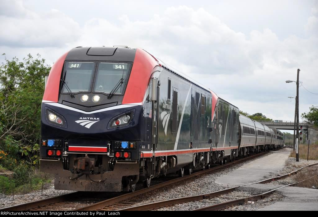 Northbound "Silver Meteor" approaches the station